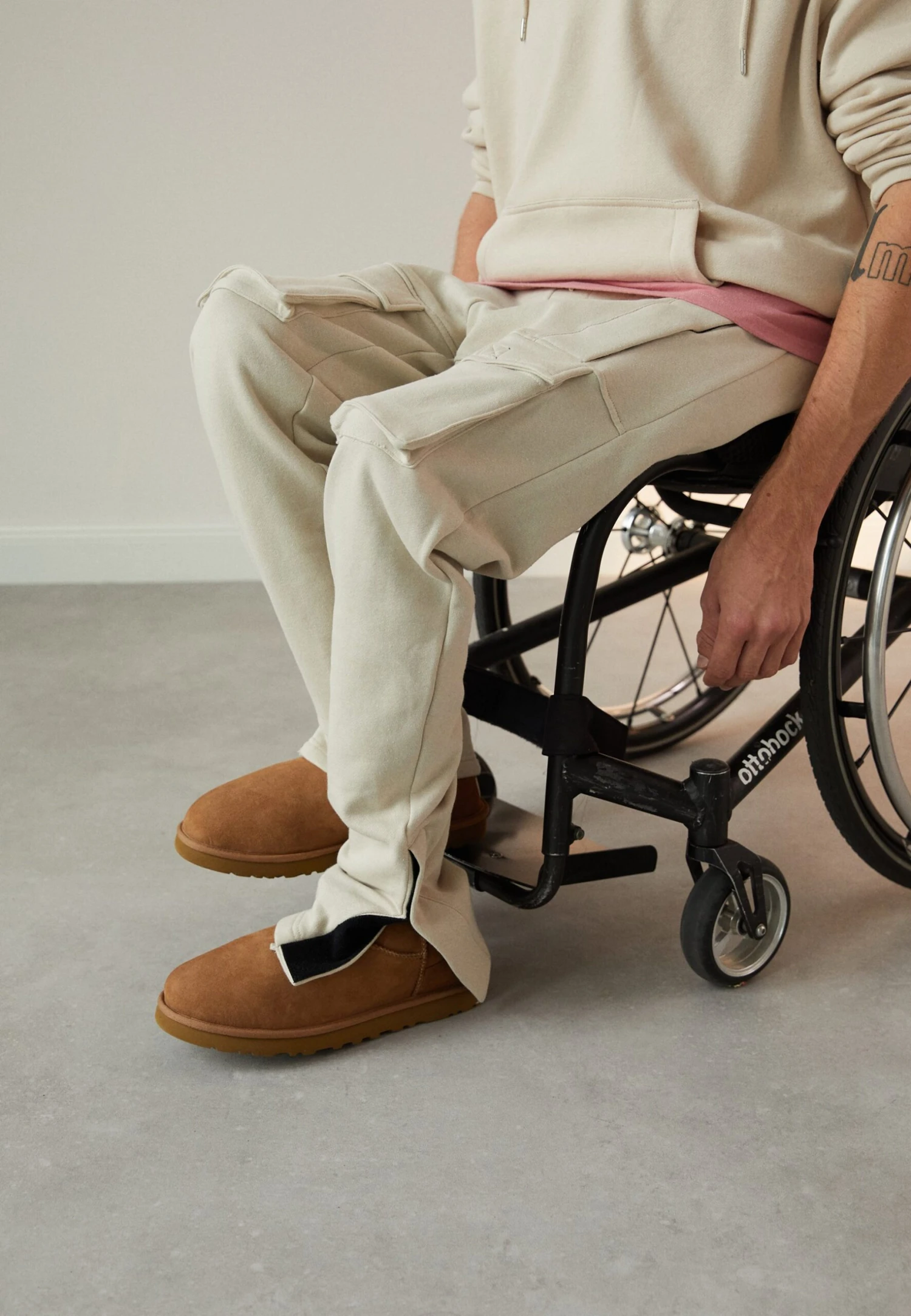 YOURTURN Tracksuit Bottoms - Beige 3 YOURTURN Tracksuit Bottoms - Beige