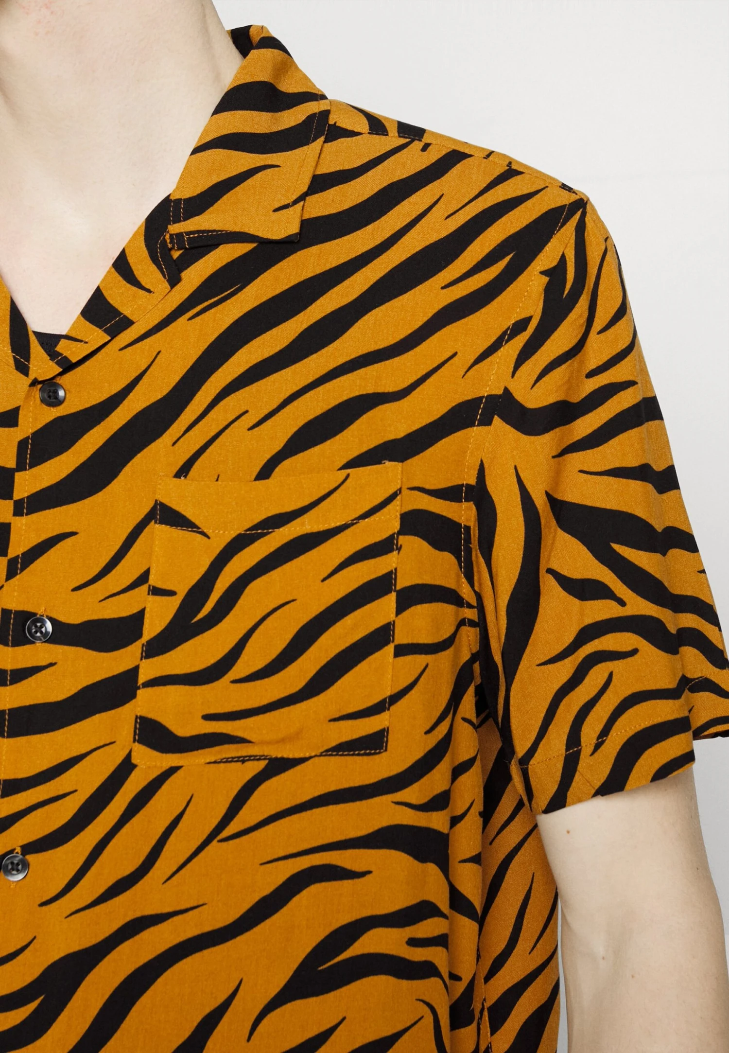 YOURTURN Genderless Resort- Shirt - Black 8 YOURTURN Genderless Resort- Shirt - Black - Image 6