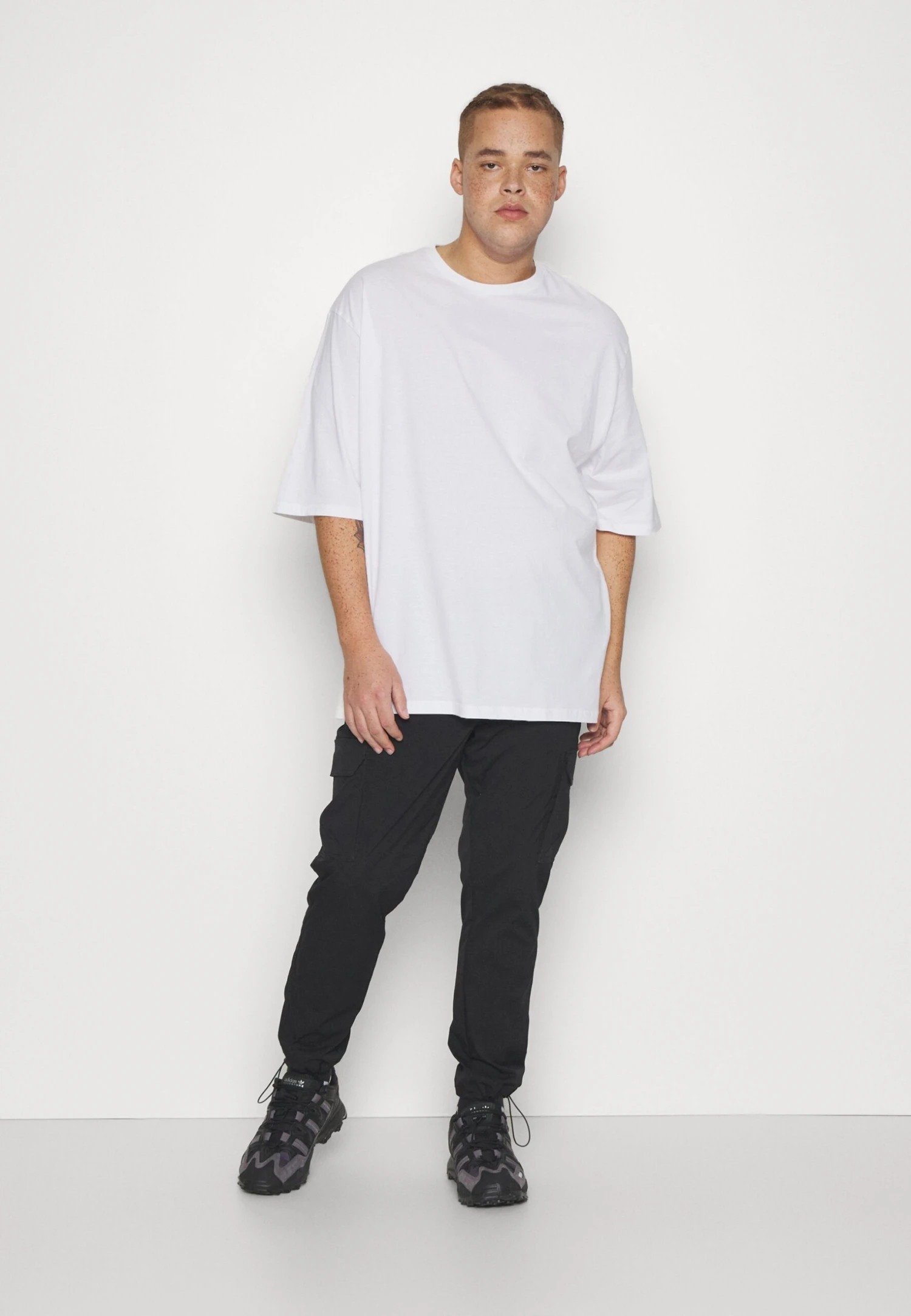 YOURTURN Unisex 3 Pack- Basic T-Shirt - White/Lilac/Black 8 YOURTURN Unisex 3 Pack- Basic T-Shirt - White/Lilac/Black - Image 6