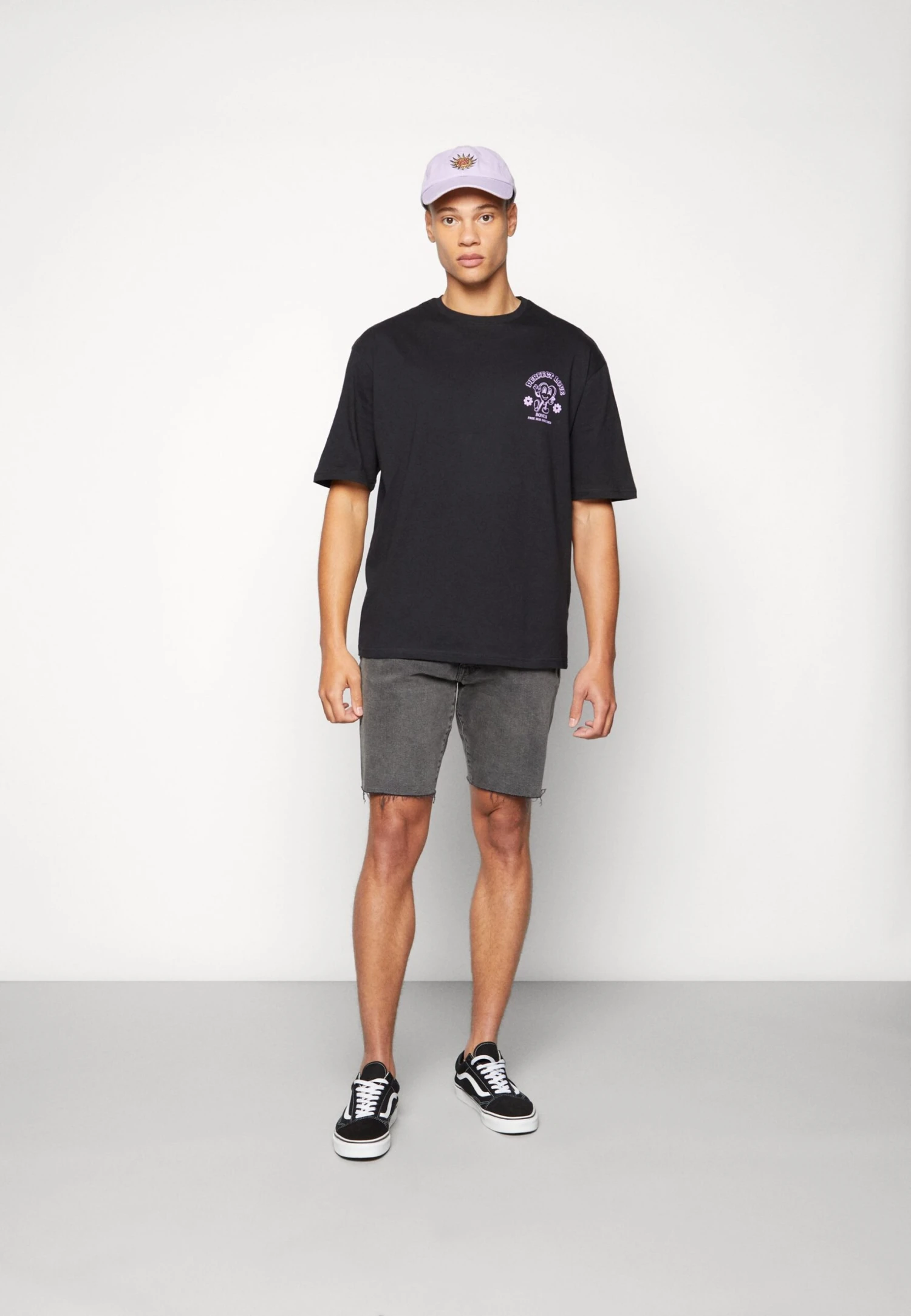 YOURTURN Heart Graphic Backprint Tee Unisex - Print T-Shirt - Black 4 YOURTURN Heart Graphic Backprint Tee Unisex - Print T-Shirt - Black - Image 2