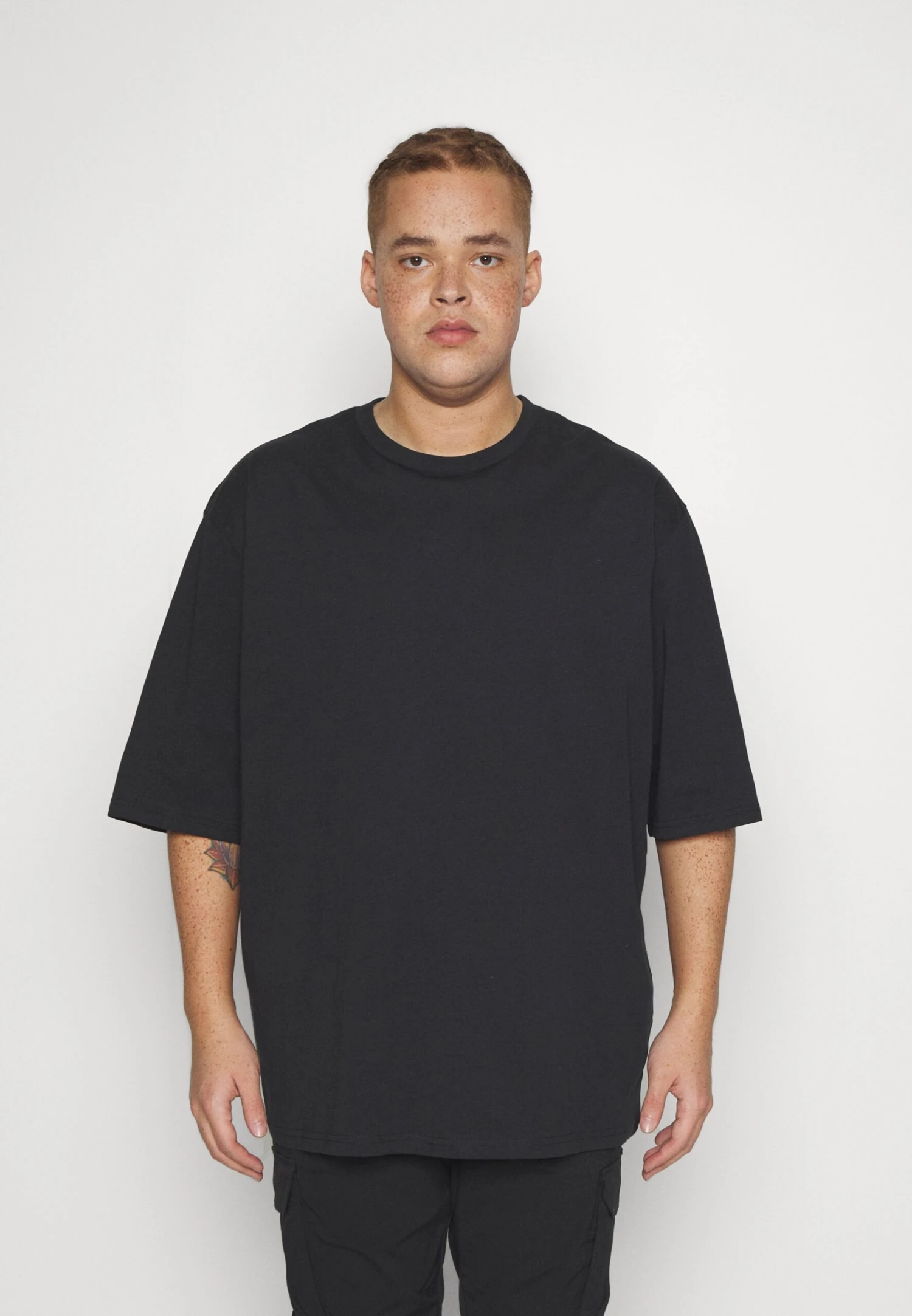 YOURTURN Unisex 3 Pack- Basic T-Shirt - White/Lilac/Black 6 YOURTURN Unisex 3 Pack- Basic T-Shirt - White/Lilac/Black - Image 4